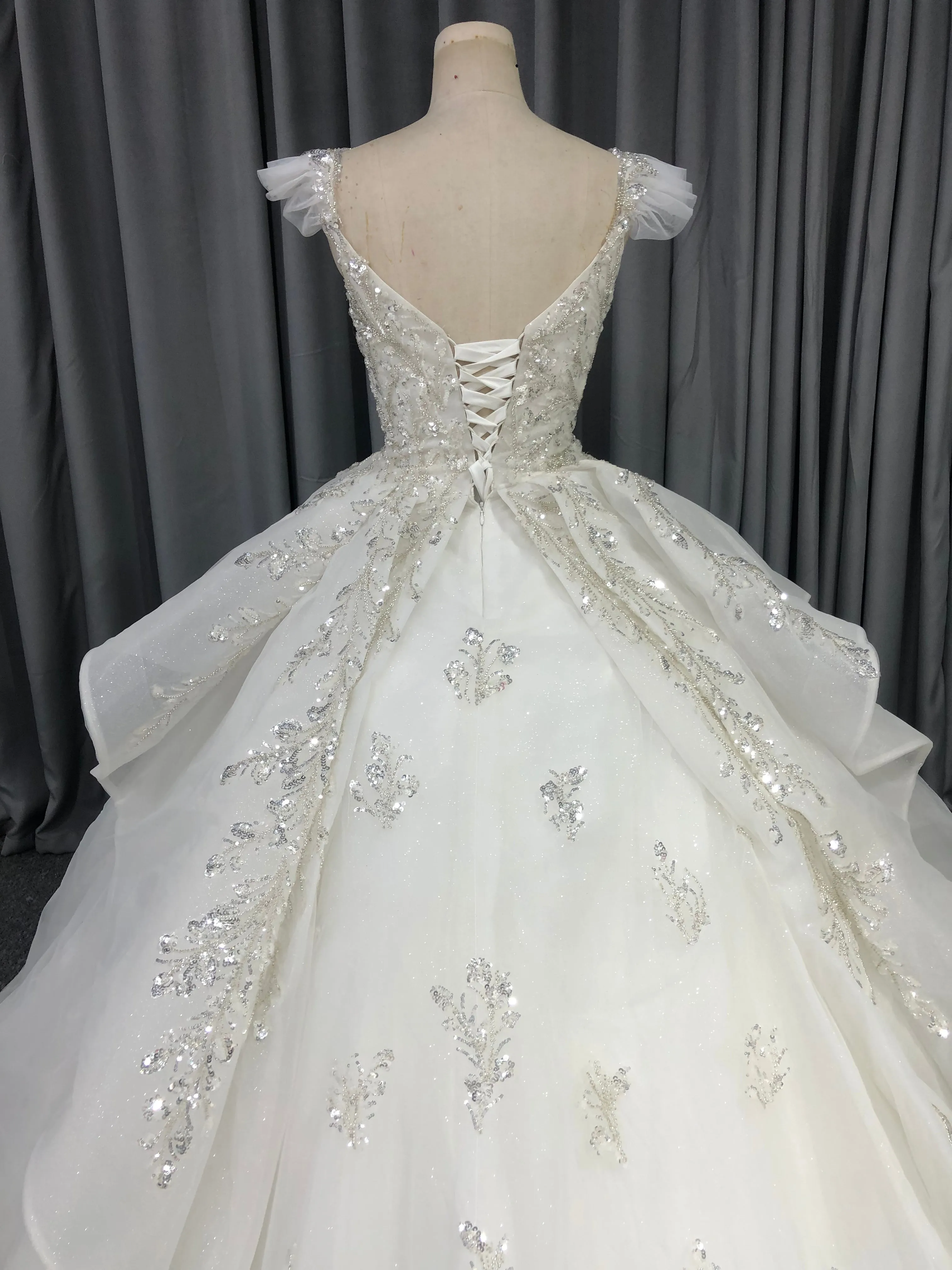 Robes de mariée à Manches Courtes en Organza Pailleté avec Traîne de Balayage