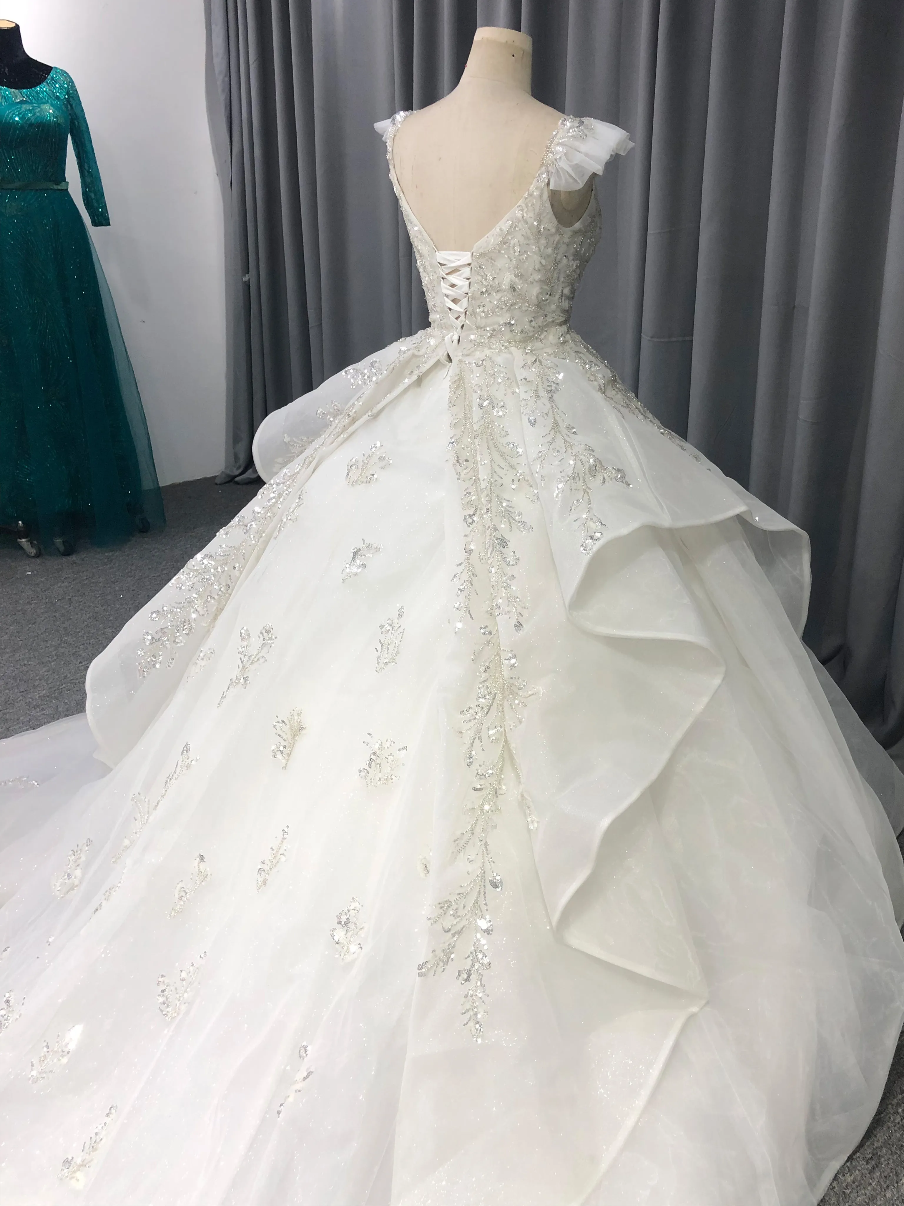 Robes de mariée à Manches Courtes en Organza Pailleté avec Traîne de Balayage