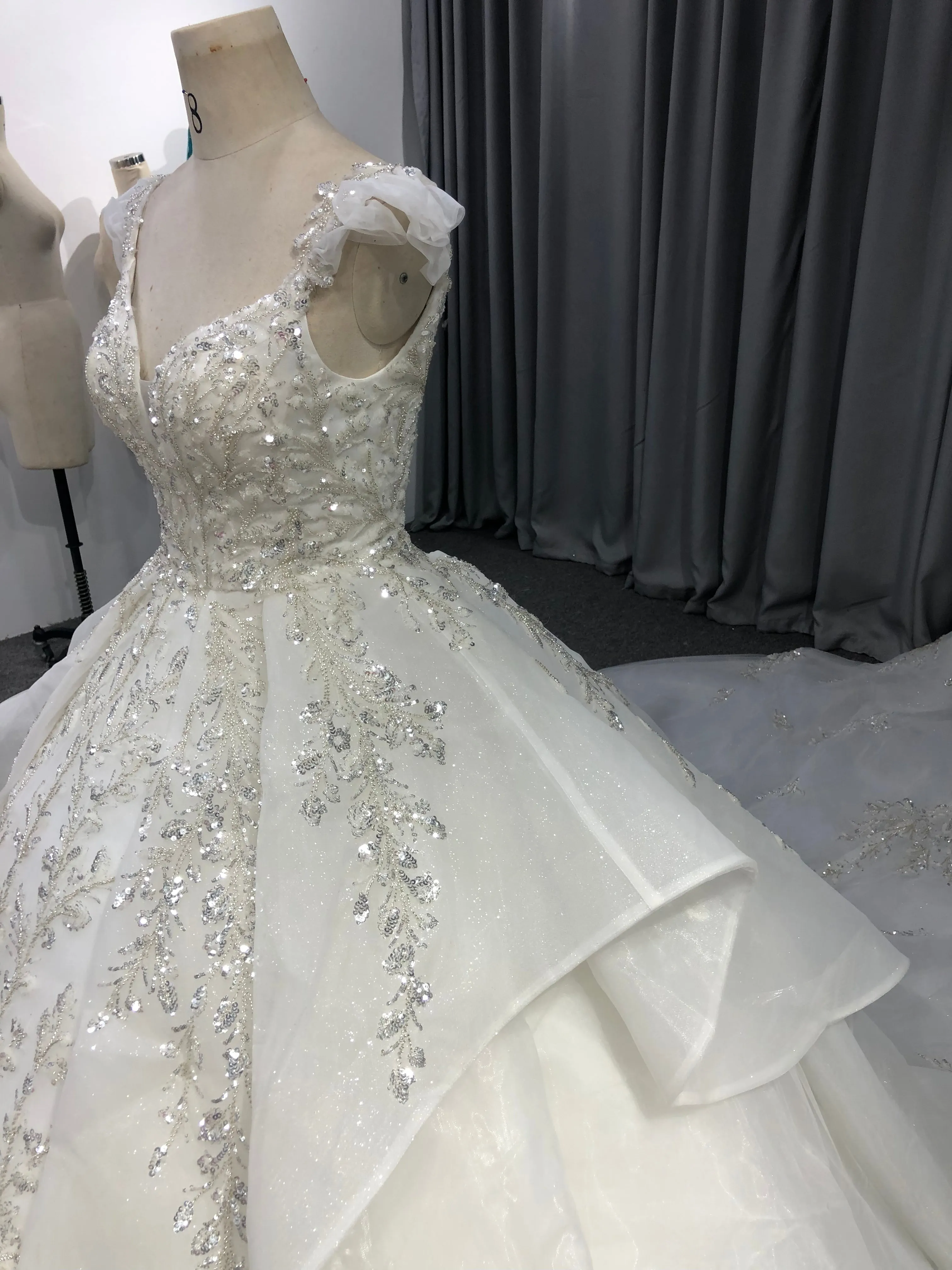 Robes de mariée à Manches Courtes en Organza Pailleté avec Traîne de Balayage