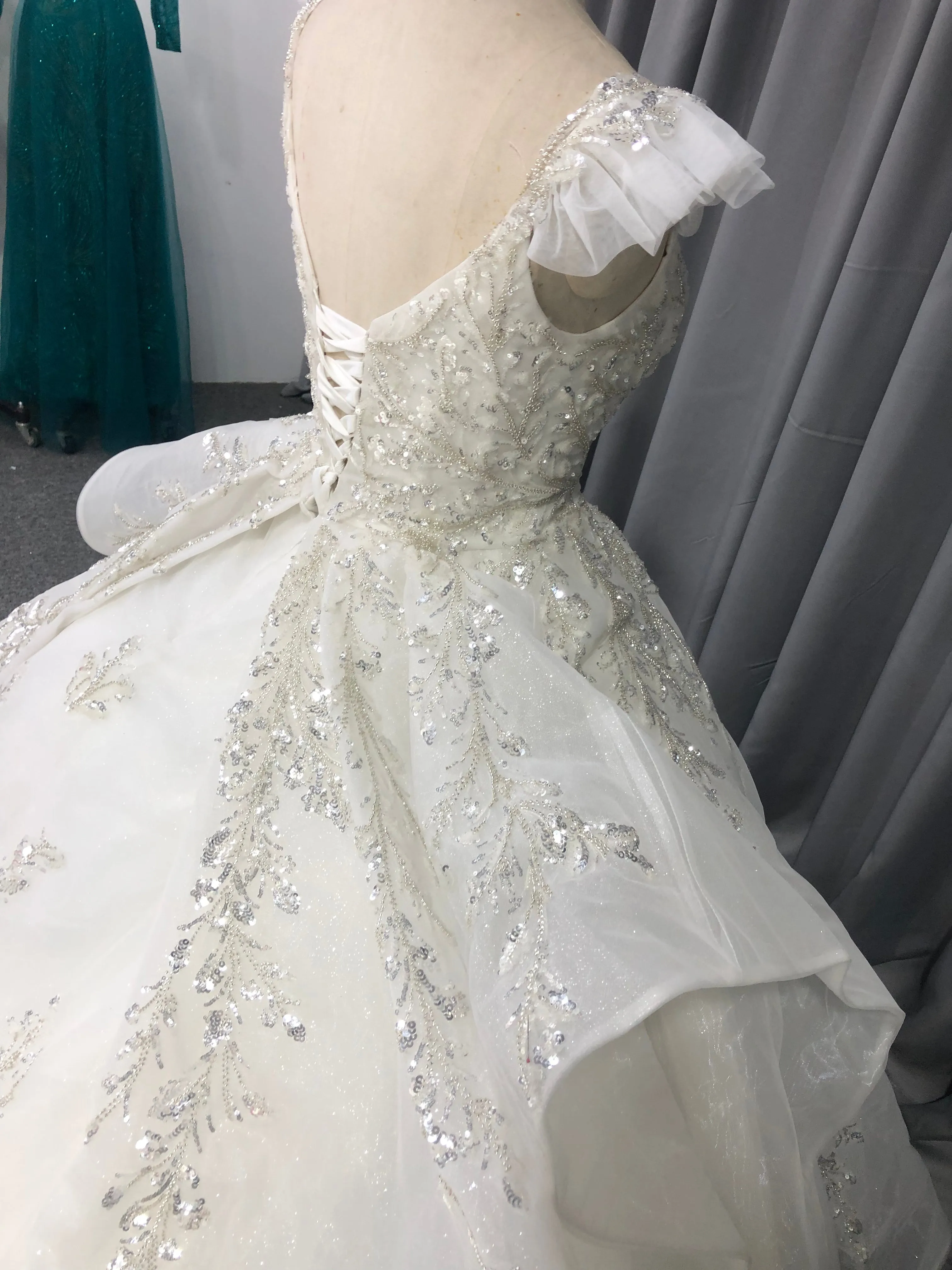 Robes de mariée à Manches Courtes en Organza Pailleté avec Traîne de Balayage