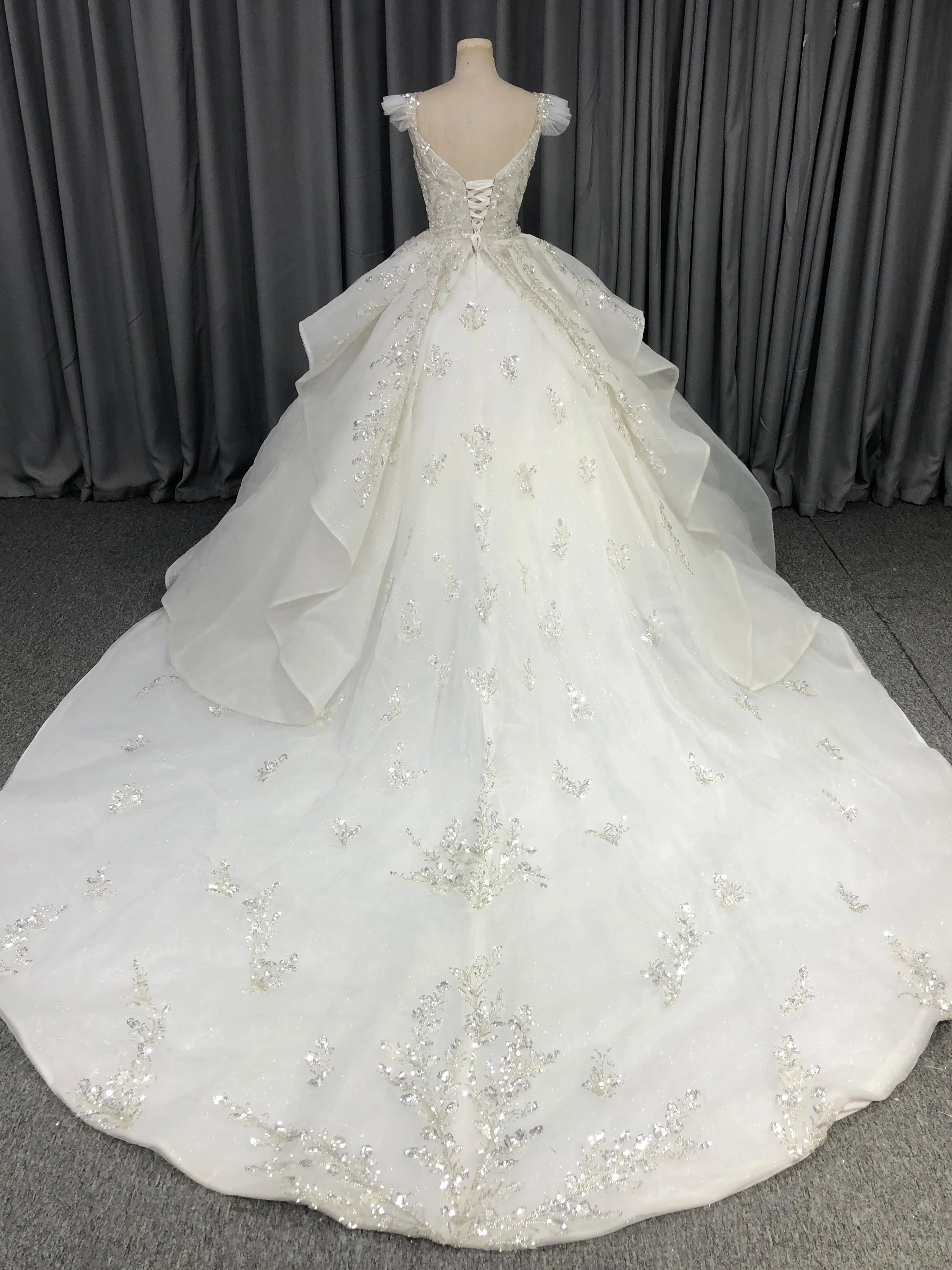 Robes de mariée à Manches Courtes en Organza Pailleté avec Traîne de Balayage