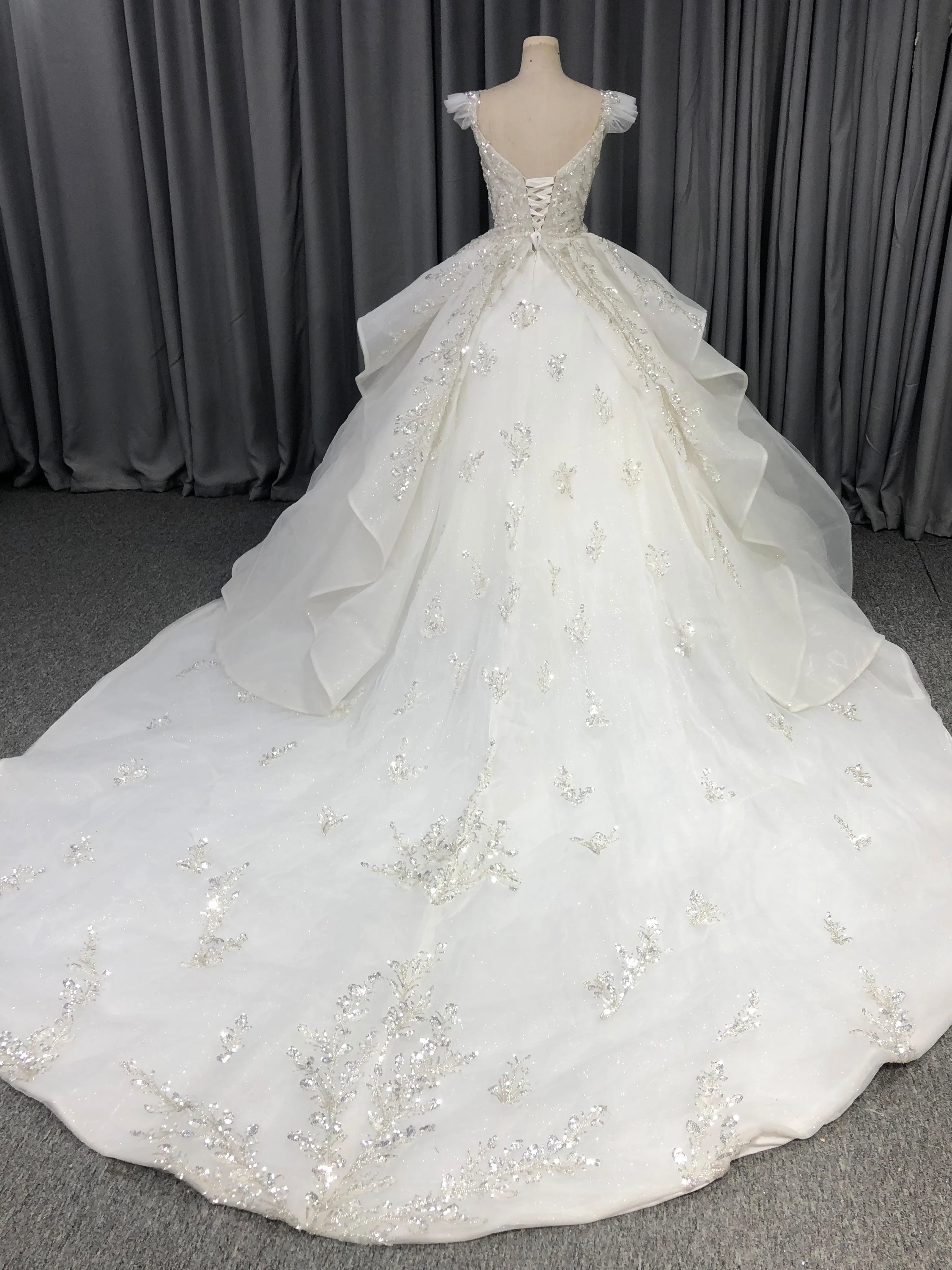 Robes de mariée à Manches Courtes en Organza Pailleté avec Traîne de Balayage