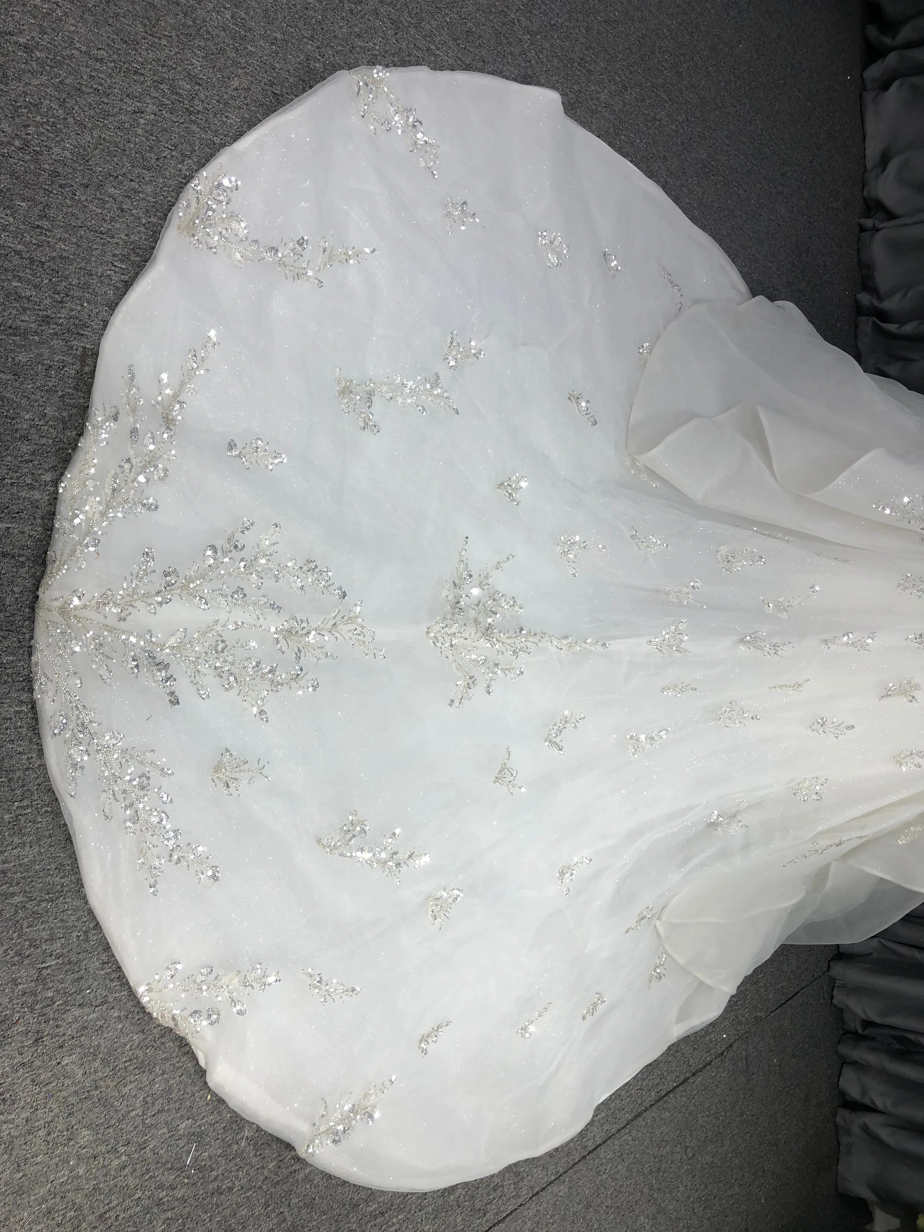 Robes de mariée à Manches Courtes en Organza Pailleté avec Traîne de Balayage