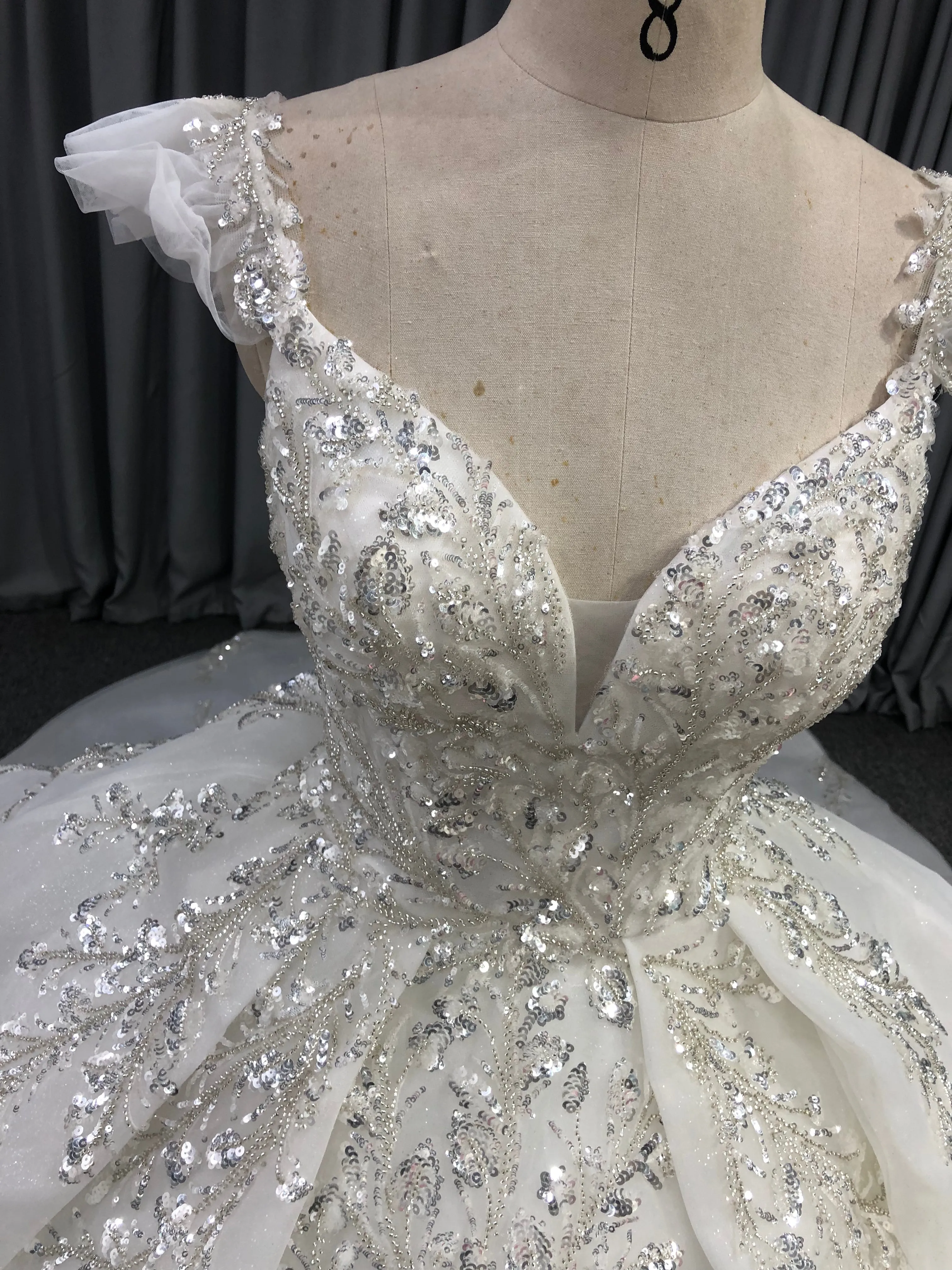 Robes de mariée à Manches Courtes en Organza Pailleté avec Traîne de Balayage