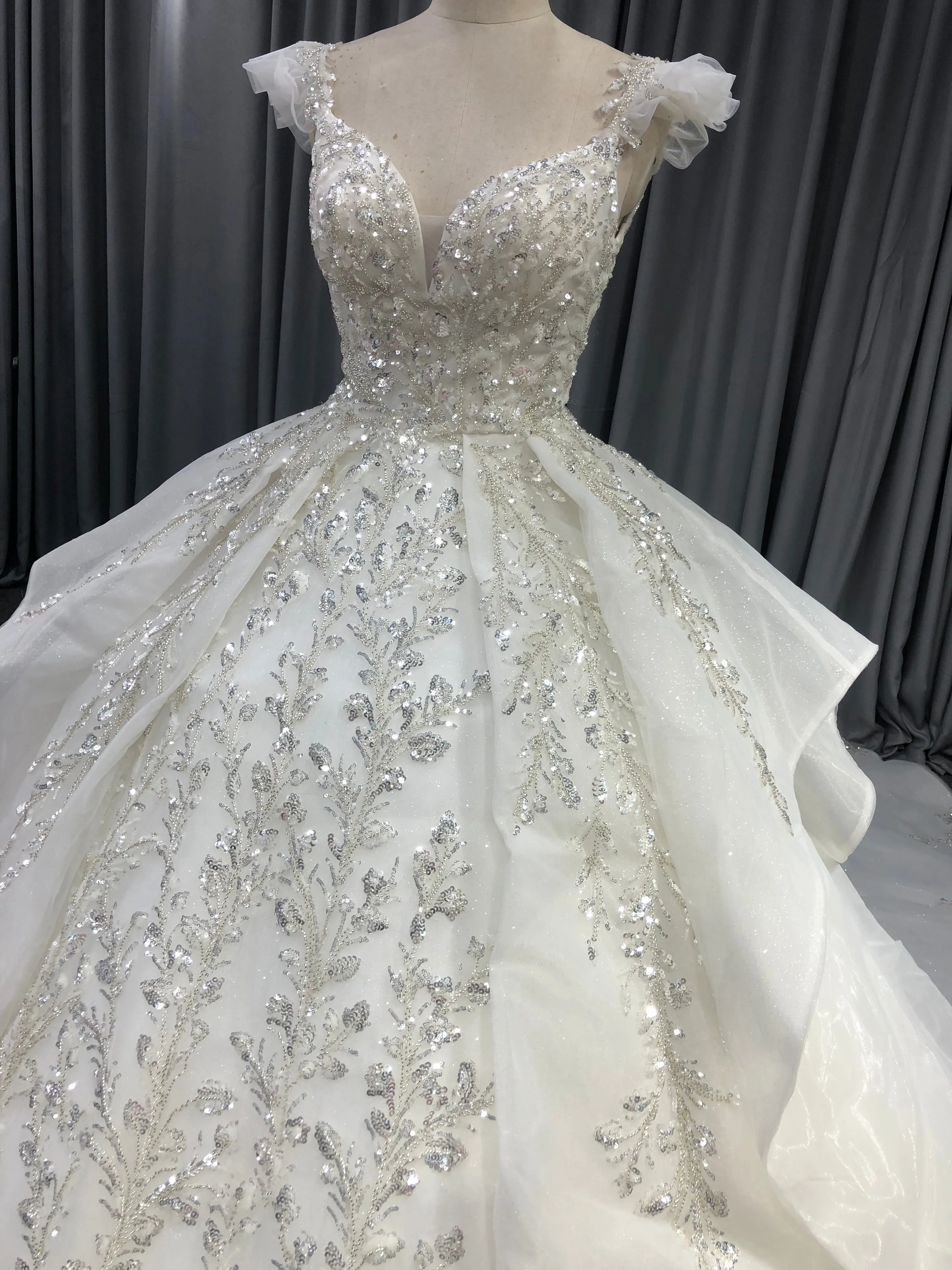 Robes de mariée à Manches Courtes en Organza Pailleté avec Traîne de Balayage