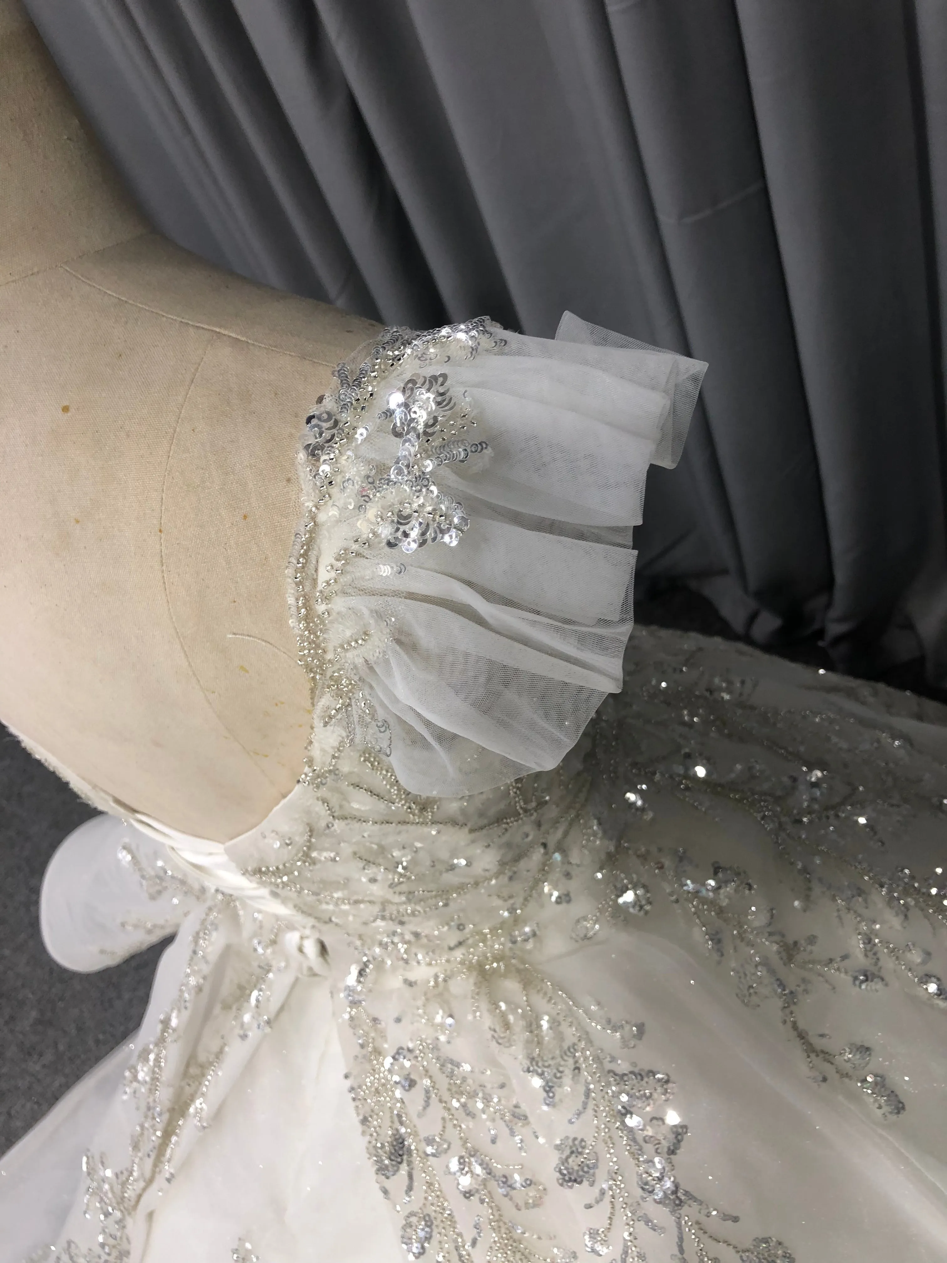 Robes de mariée à Manches Courtes en Organza Pailleté avec Traîne de Balayage