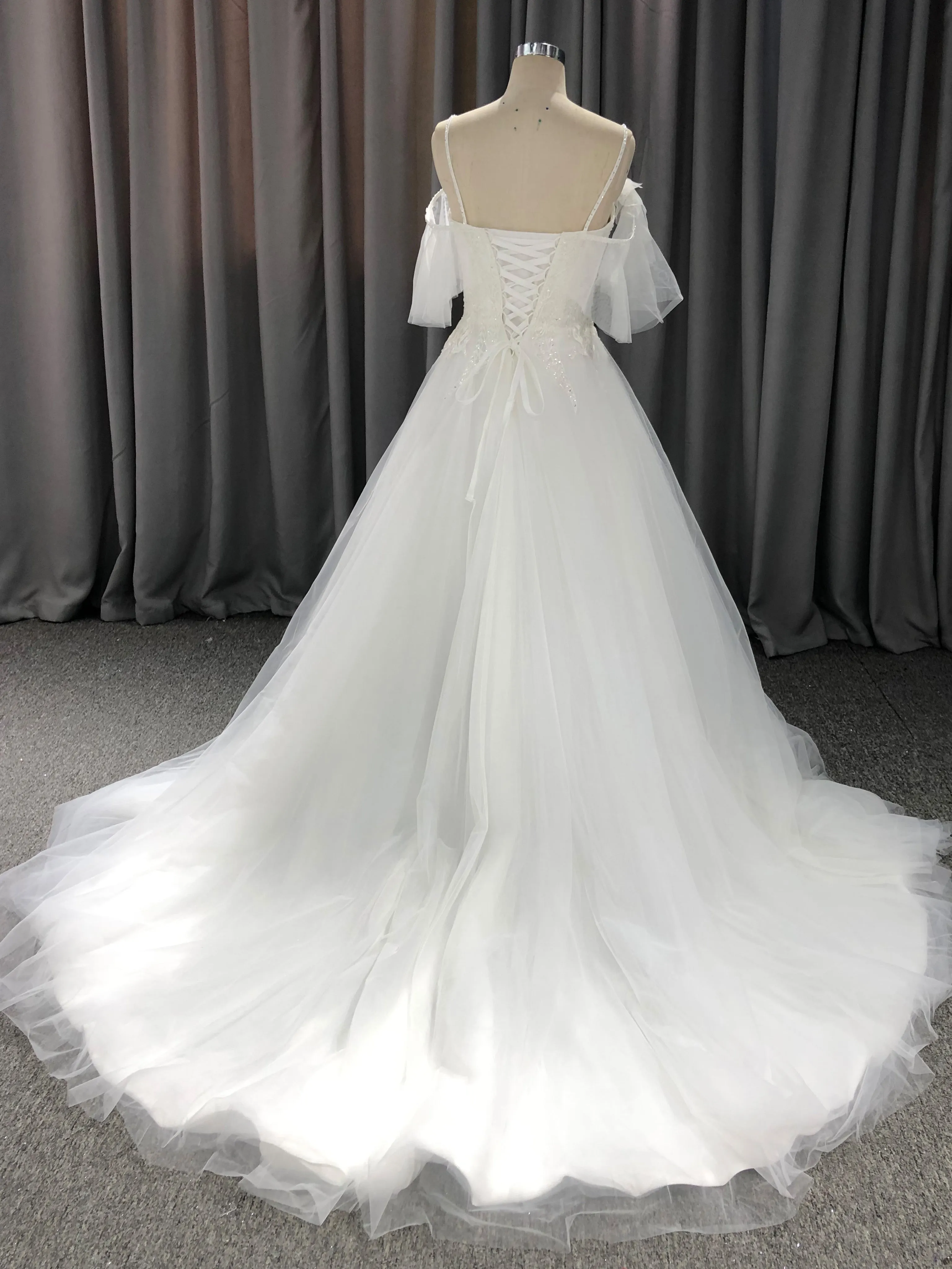 Trapèzes Bretelles Spaghetti Col Cœur Dentelle Tulle Robe de Mariée avec Traîne de Balayage