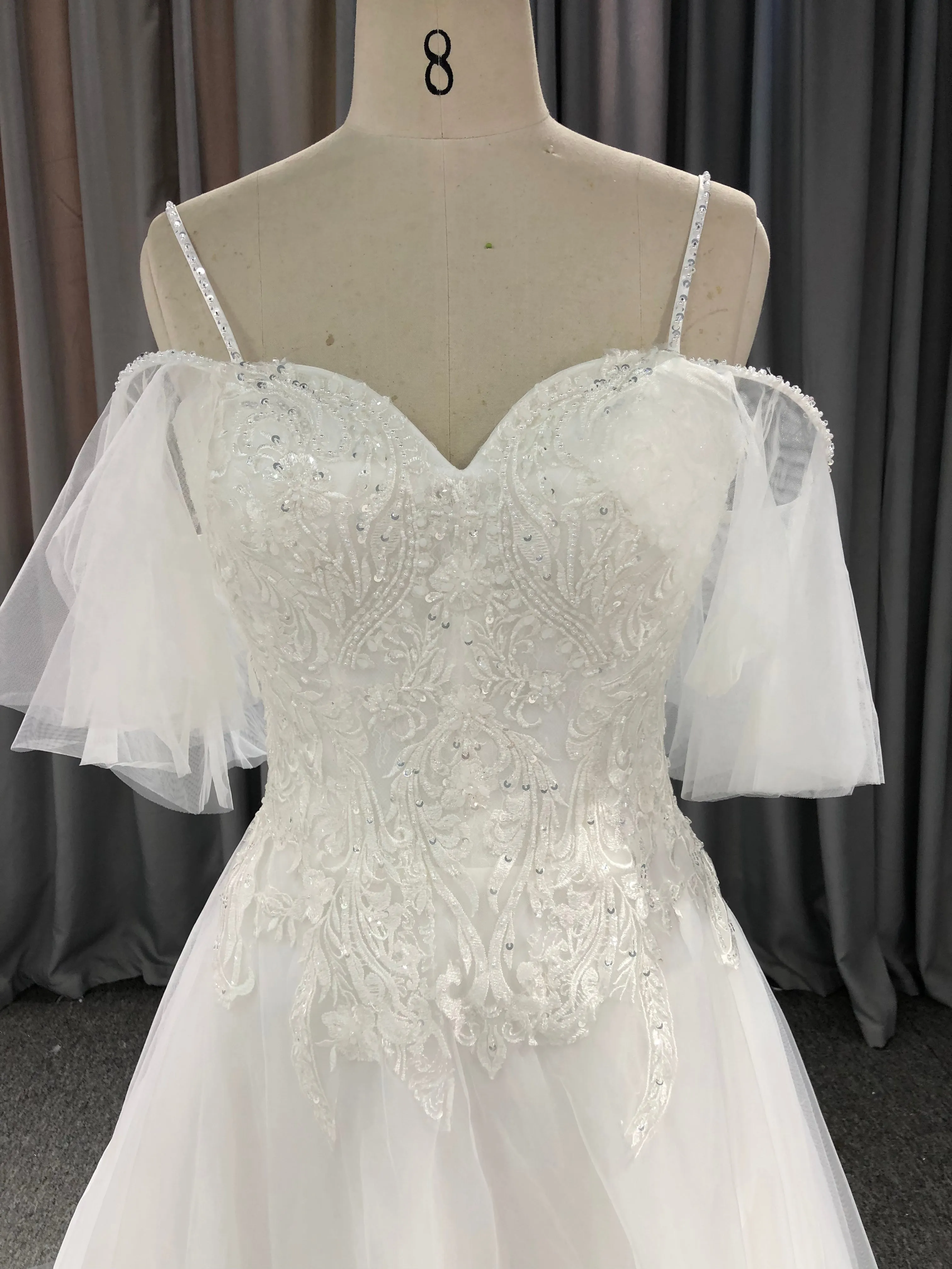 Trapèzes Bretelles Spaghetti Col Cœur Dentelle Tulle Robe de Mariée avec Traîne de Balayage